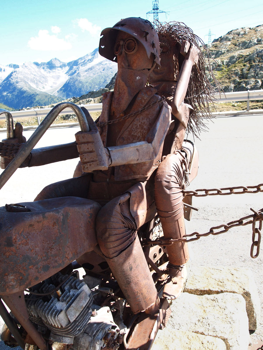 Skulptur mit Korrosionsspuren am Grimselpass