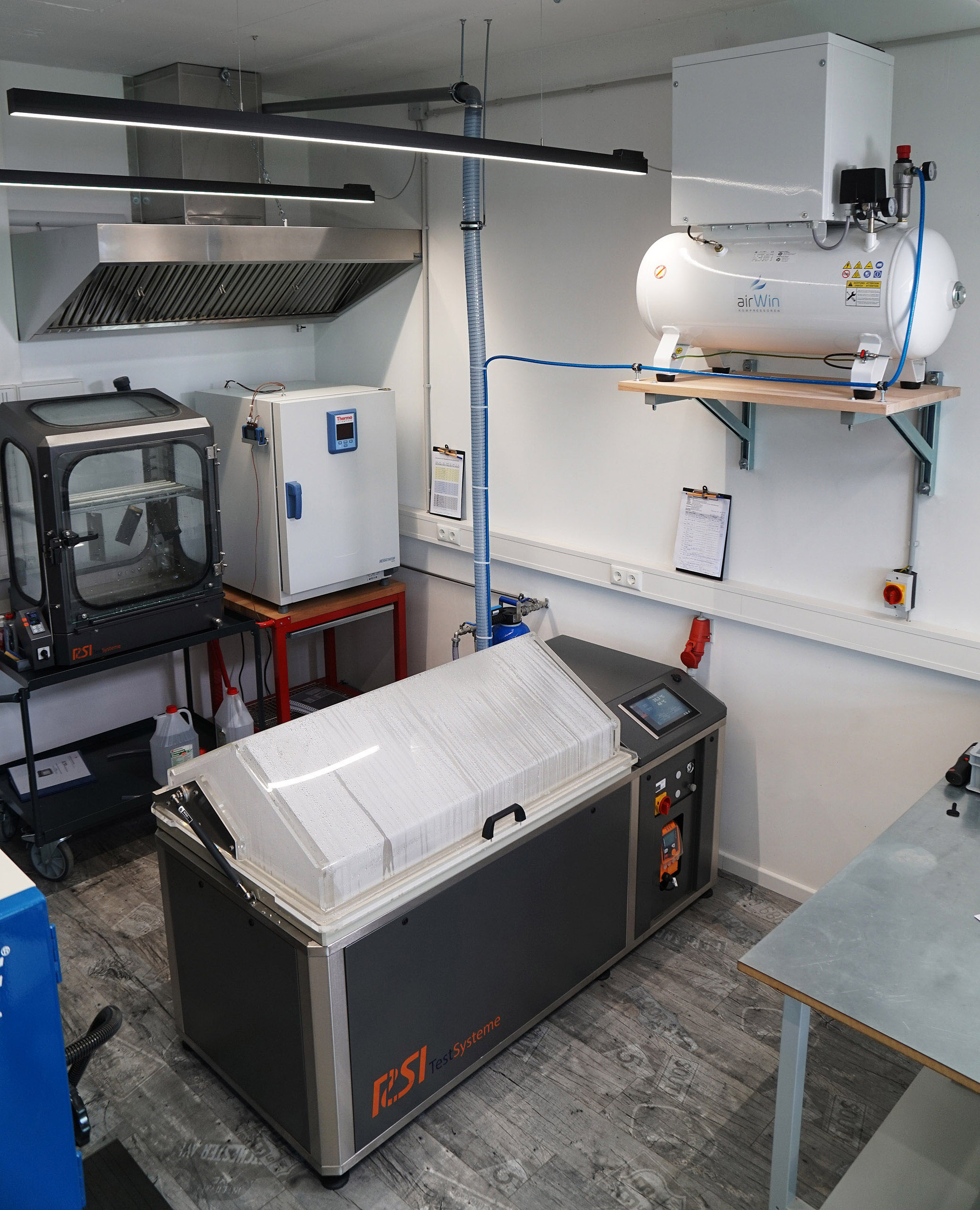 Salzsprühnebel-Klimakammer im Technischen Labor der IBEKOR GmbH