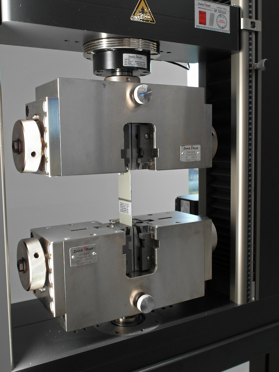 Zugscherprüfung einer strukturellen Klebverbindung im Technischen Labor